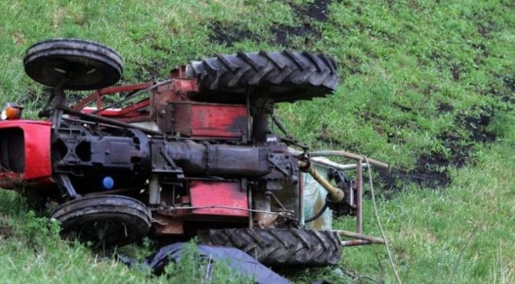 Ishte duke punuar tokën, përmbyset zetori dhe e zë poshtë, humb jetën 55-vjeçari në Gjirokastër