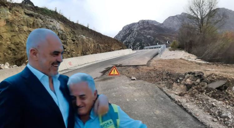 Gllabëruesi i parave publike Rrok Gjoka i ‘bën naftën’ Rrugës së Arbërit, nuk përfundon as në 2024, pjesa e përfunduar degradoi për shkak të vjedhjeve. Po Dumani çfarë mendon kur shkon në Dibër?
