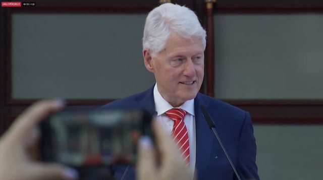 Bill Clinton flet për situatën në Veri të Kosovës: Ta ndalim këtë marrëzi