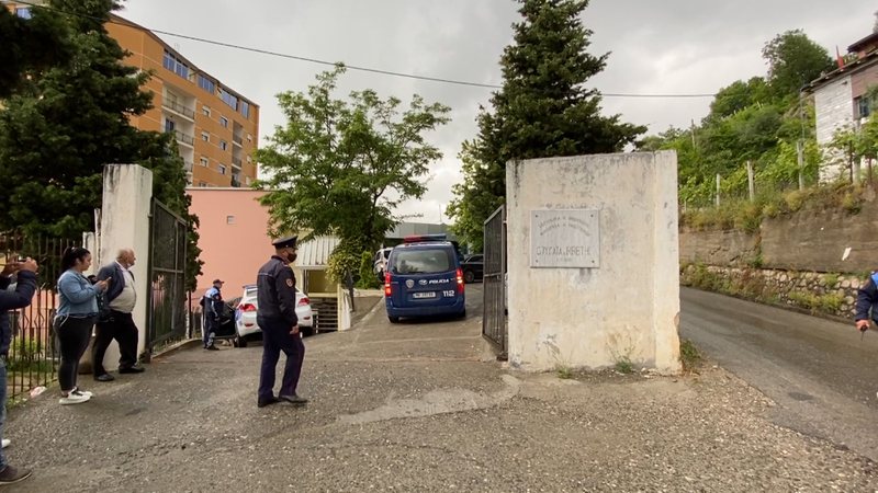 Gjykata e Lezhës dënoi dy të akuzuar për dhunën ndaj gazetarit Elvis Hila