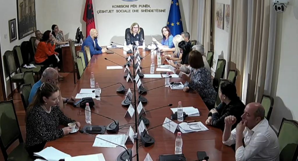 Deputetët socialistë miratojnë pa opozitën pr.ligjin për legalizimin e kanabisit, Majko dhe Xhafaj abstenojnë