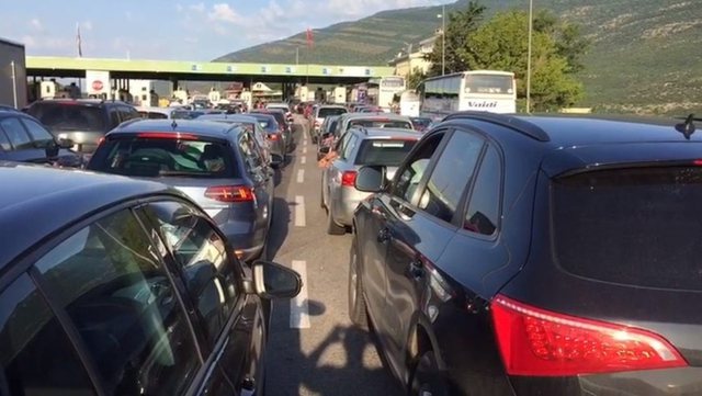 Kurti rikthen taksën për emigrantët, kontrollet shkaktojnë radhë të gjata në kufi