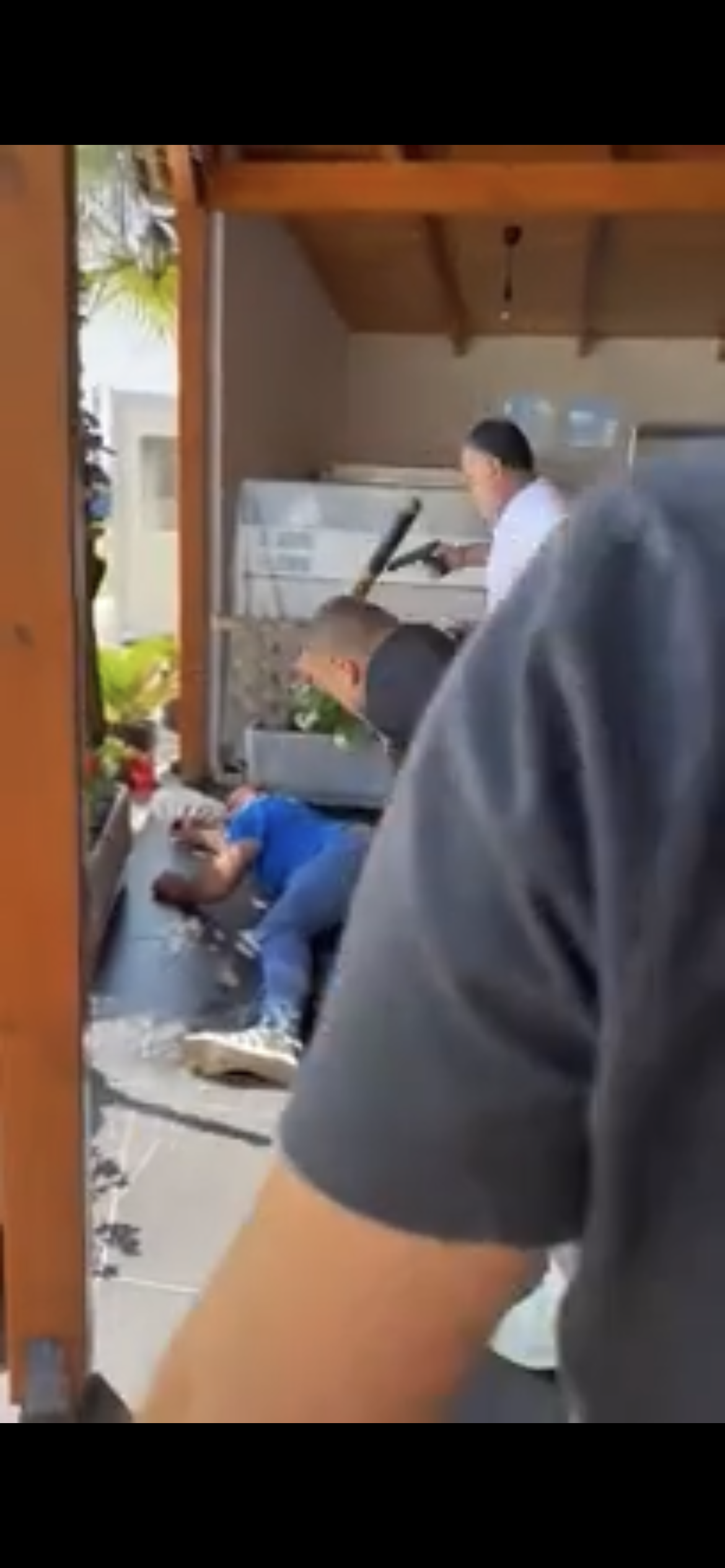 Krimet e bandës Rraja, vëllai i deputetit kanos me pistoletë të dhunuarin se pse u ankua për guroren. I biri dogji Xhisiela Malokun, nipi i arrestuar për atentate