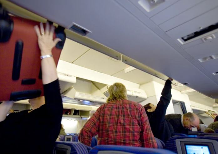 “Allahu do t’i ndëshkojë të gjithë”/ Burri nxjerr Kuranin dhe bërtet se do të hedhë në erë avionin