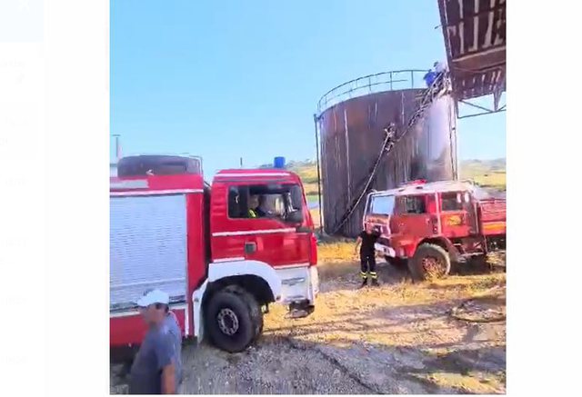 Përfshihet nga flakët një pus nafte në Vlorë, forcat zjarrfikëse në vend, rrezik për përhapjen e zjarrit