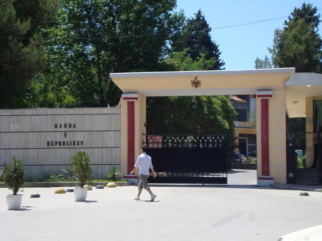 Qëlloi në ajër me armën e shërbimit, përjashtohet nga Garda shoferi i Lindita Nikollës