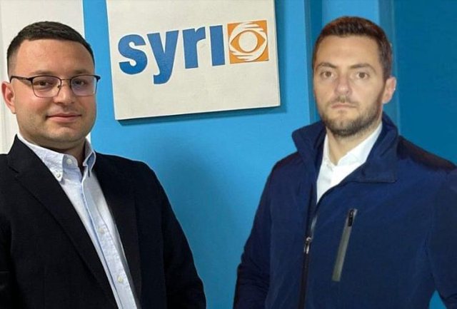 Tronditet ‘Syri’, Leonard Quku akuzon Gaz Spahinë për mashtrim me pagat dhe përgjimin e gazetarëve, zbulon agjentin me çantë