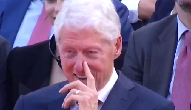 Surpriza për presidentin e SHBA-ve! Të rinjtë me emrin ‘Clinton’ gëzojnë Bill Clinton, shkrihet së qeshuri me vogëlushin