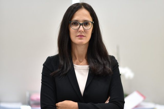 Ministrja Ibrahimaj e mohon: Nuk jam shkarkuar dhe as kam dhënë dorëheqjen, thashetheme vere!