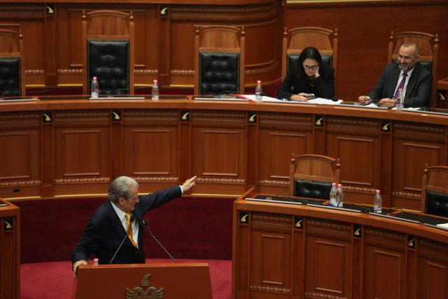 “Zoto më del këshilltar i burrit të Spiropalit”, Berisha replikon me Manjën: Ty Ulsi do të dalë diçka. Ministri: Më ke lënë të zgjedhjet hala, ma ngri çik stekën