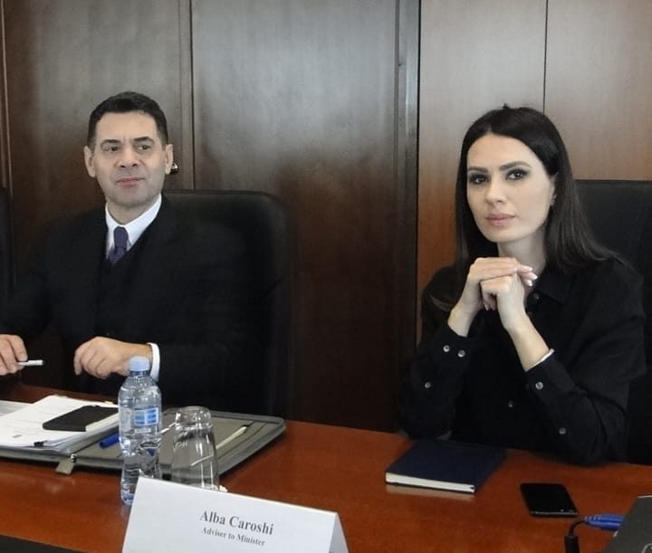 Alba Caroshi pjesë e udhëtimeve dhe aferave të Ahmetajt, një vjedhje me Klodian Menen dhe Artan Gjokajn, ja anëtarët e grupit të Tigrit