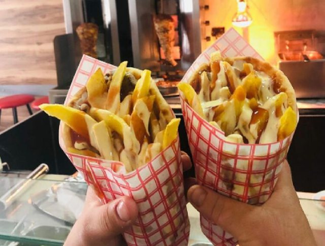Trondit gazetari: Në fast-food vaji ndërrohet vetëm të hënën! Gjirot ngjishen me çizme…