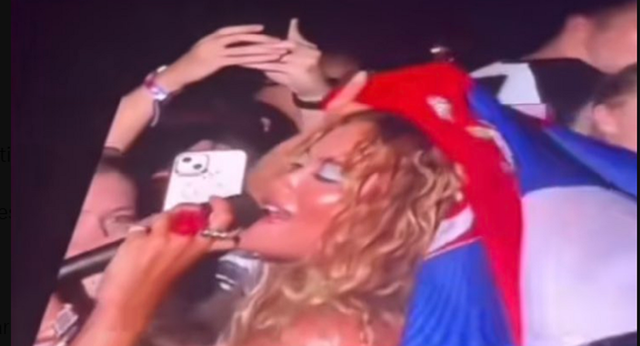 Performon me flamurin serb në trup, Rita Ora në qendër të kritikave