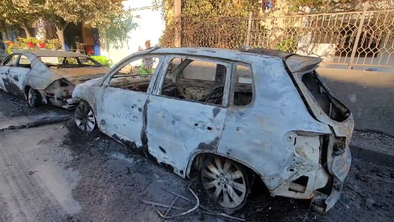 Përfshihen nga flakët katër automjete në Fier, shkak dyshohet një shkëndijë elektrike