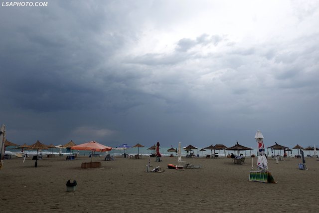Stuhia përfshin vijën bregdetare, boshatisen plazhet nga Vlora në Shëngjin