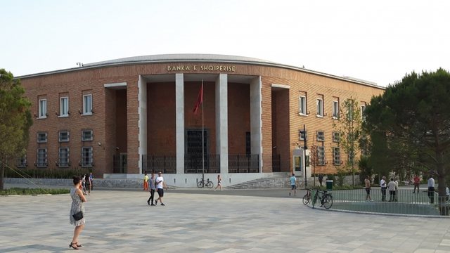 Kursi anormal i Euros, Banka e Shqipërisë ndërhyn në treg