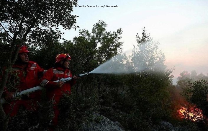 Zjarr i madh në një fshat në Belsh, banorët i bashkohen zjarrfikësve për të shuar flakët