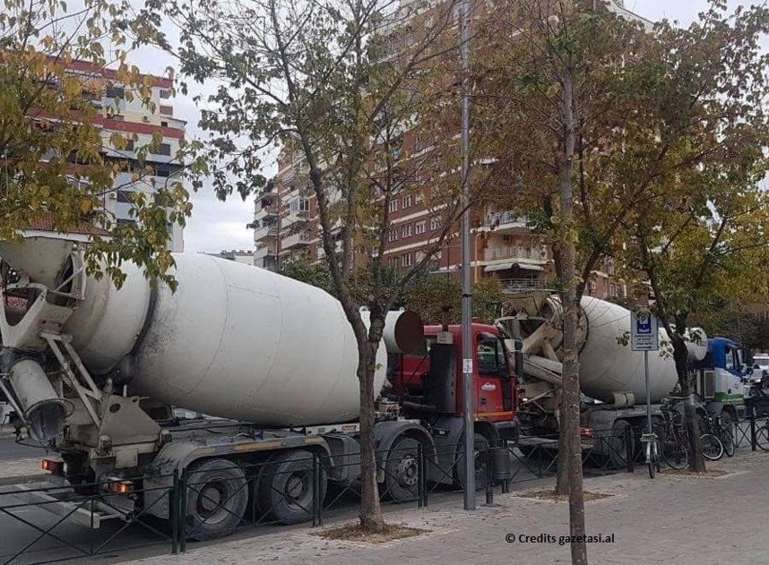 Policia e Tiranës: Do të gjobiten të gjitha mjetet e tonazhit që ndotin me beton rrugën
