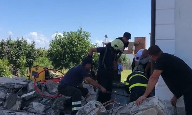 Shembet tarraca e banesës në Qerret, vdes pronari, plagoset punëtori