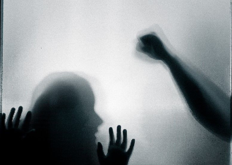 “Çmendet” 27-vjeçari në Diber, dhunon me sende të forta familjen dhe i kërcënon me jetë
