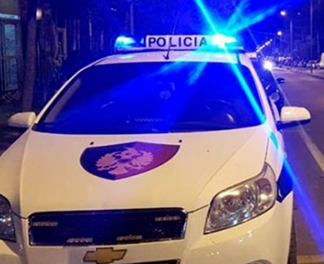 37-vjeçari mban peng nënën dhe motrën në Kuçovë, ndërhyn policia
