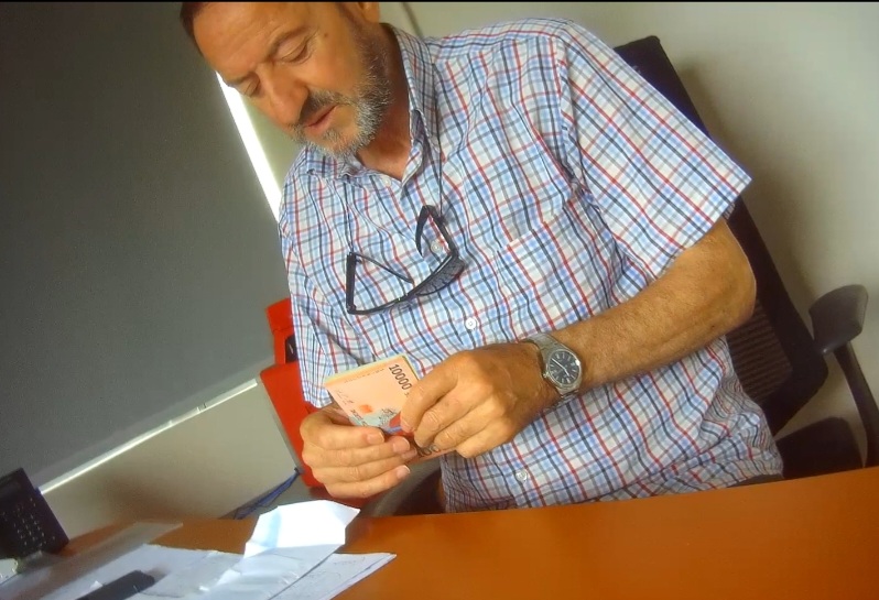 Administratori i CNA duke hapur zarfe me para cash në zyrë: Pyesni Elvin, unë bëj çfarë më thotë ai