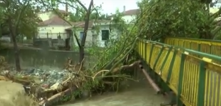 Përmbytje dhe viktima në Greqi, tre persona ndërrojnë jetë