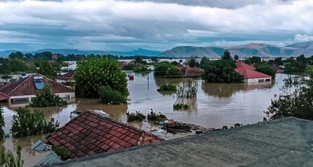 Situatë dramatike në Greqi, njerëzit ngjiten nëpër çati për të shpëtuar nga mbytja
