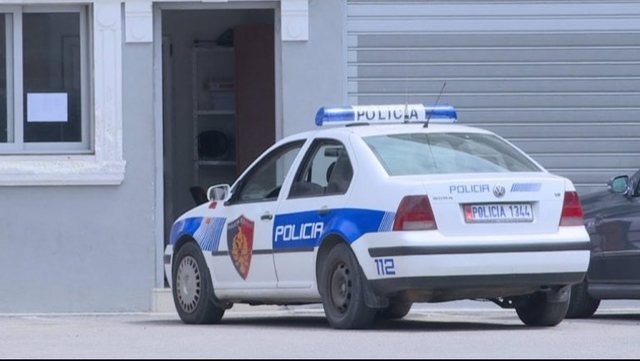 MISTERI/ Efektivët gjejnë pistoletën “TT” brenda makinës së policisë, ja çfarë dyshohet