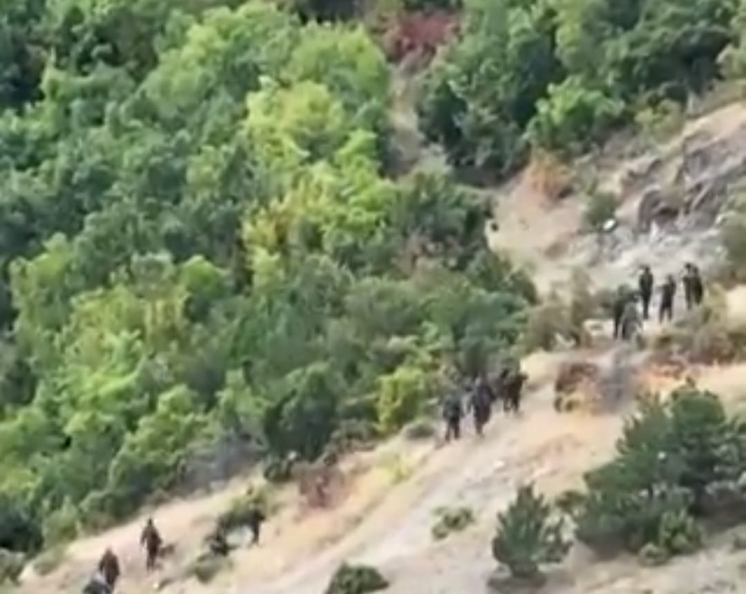 Dalin pamjet e terroristëve serbë duke ia mbathur nga mali drejt Serbisë