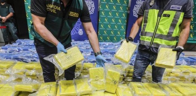 Goditet “Karteli ballkanik” në Spanjë. Kapen 1.7 tonë kokainë, arrestohet një shqiptar “me njohuri të larta ushtarake”
