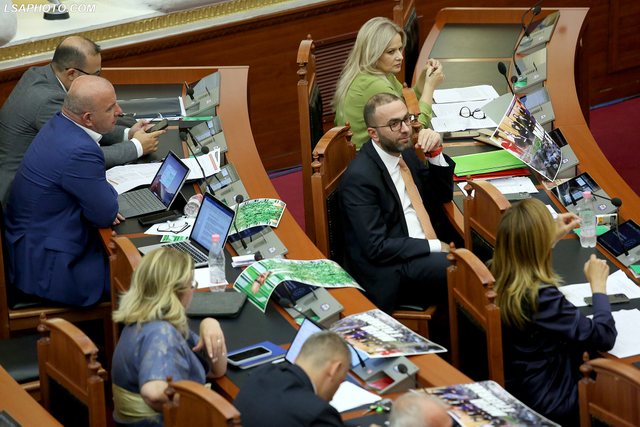 Rrugëtimi erotiko-politik i Gaz Bardhit, nga divorci me Denion Meidanin dhe Olti Currin, ‘thika’ ndaj Bashës tek afrimi me Berishën, u fut në PD si këshilltar i Halimit