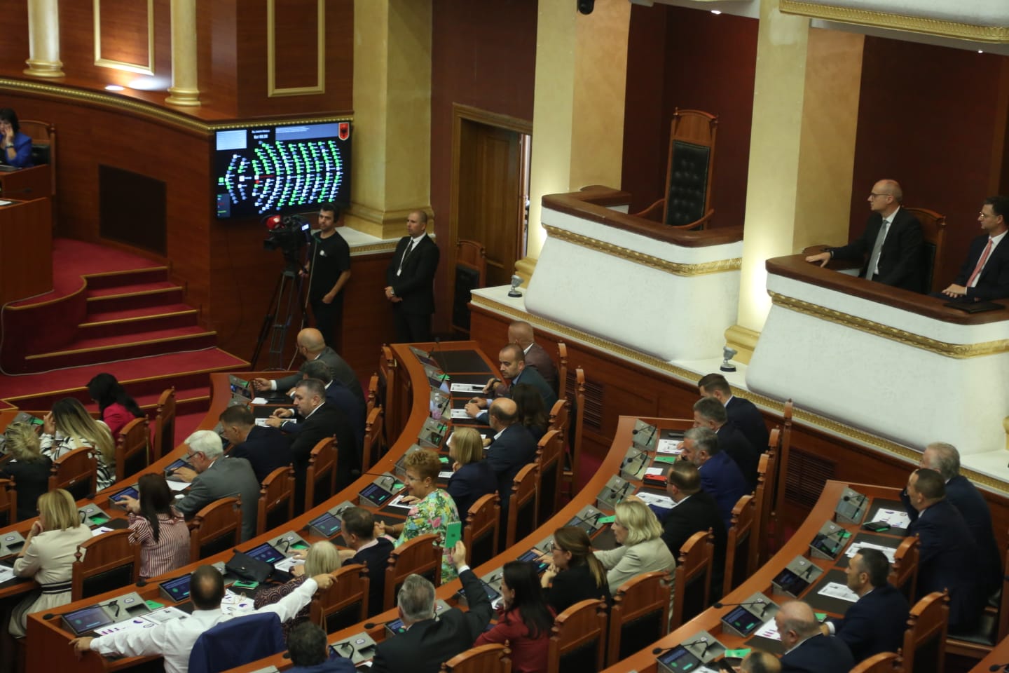 Miratohen ndryshimet në qeveri! Vijnë Koçiu, Hasani, Mazniku dhe Denaj! Shkarkohen 6 ministra! Mete ‘mban peng’ 2 ministri
