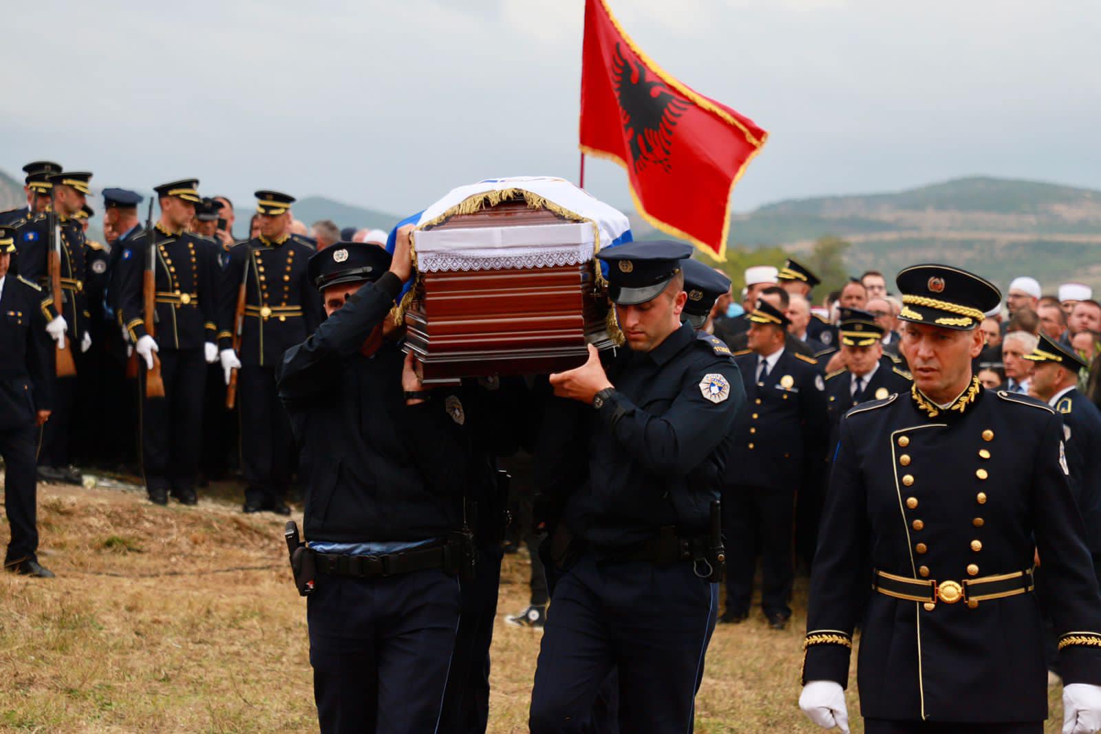 Përcillet për në banesën e fundit efektivi Afrim Bunajku, Osmani: Hero i çdo shqiptari