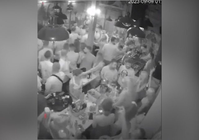 I përfshirë në konflikt/ Efektivi i policisë në Tiranë u pezullua nga detyra, dalin pamjet e sherrit me sende të forta në ish-Bllok