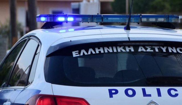 Qëlloi me armë në ajër, Policia greke i shkon shqiptarit në banesë, 46-vjeçari i godet me sëpatë