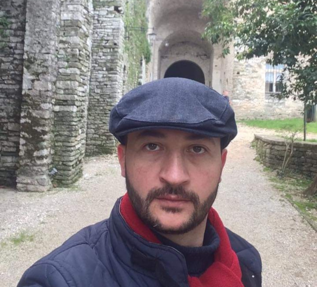 Ky është mjeku Elton Seriani që po tenton të shpëtojë bandën Rraja: Thyerja e kafkës nuk është e rrezikshme! Ekspertoi edhe Xhisiela Malokun nga dhuna e Rexhep Rrajës. Bën jetë luksi me para korrupsioni?