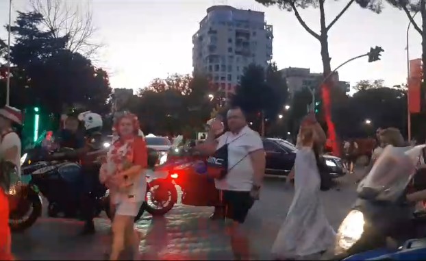 FORMACIONET ZYRTARE/ Fillojnë ethet e Shqipëri – Poloni, ndeshja nis me një minutë heshtje! Policia kontroll të detajuar për tifozët, Sylvinho i beson Uzunit dhe Strakoshës