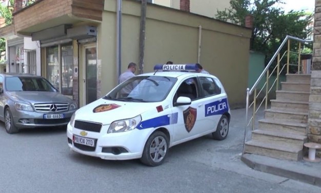 Rreh nënën dhe gruan, i kërcënon se do t’i nxjerrë në rrugë, arrestohet gjirokastriti!