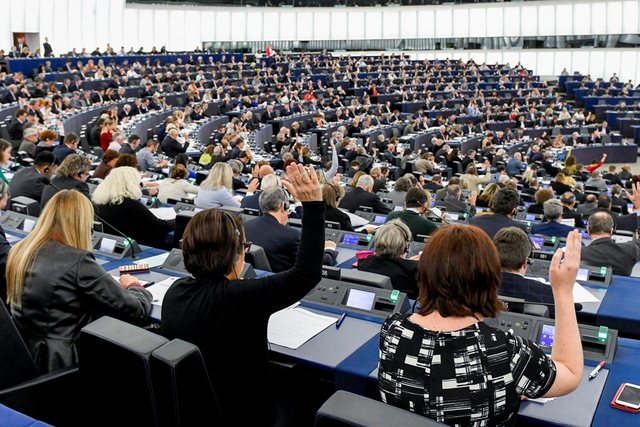 “Vuçiç duhet ndalur”, eurodeputetët rreshtohen në krah të Kosovës: Të ndëshkohet Serbia