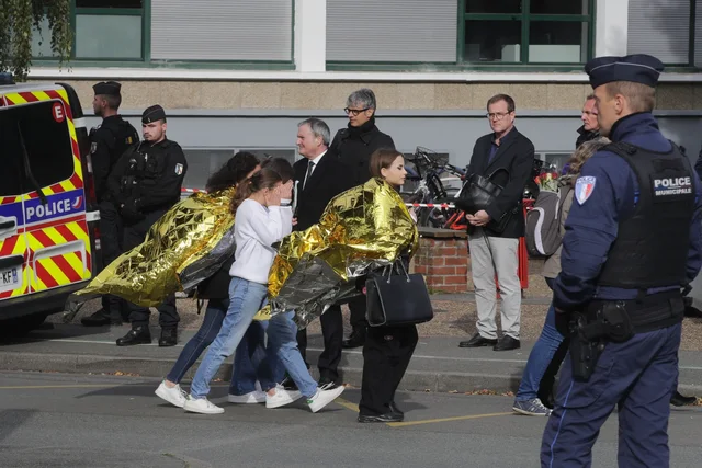 Franca nuk gjen qetësi! Alarm për tjetër sulm terrorist, evakuohet shkolla ku u vra mësuesi i letërsisë