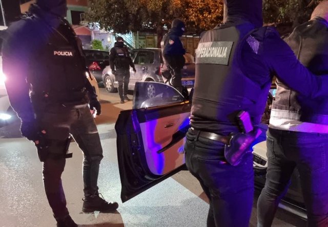 Operacion në disa qytete kundër trafikut të emigrantëve, 19 urdhër arreste, në pranga edhe pronarë hotelesh