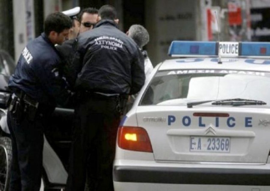 Çmendet shqiptari në Greqi, kërcënon me armë punonjësit e fabrikës për zhurmën e makinerive