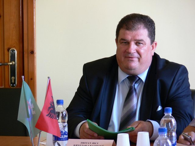 Kundërshtoi policinë dhe tentoi të godasë shefin e komisariatit, arrestohet (dhe lirohet) ish-deputeti i PDIU