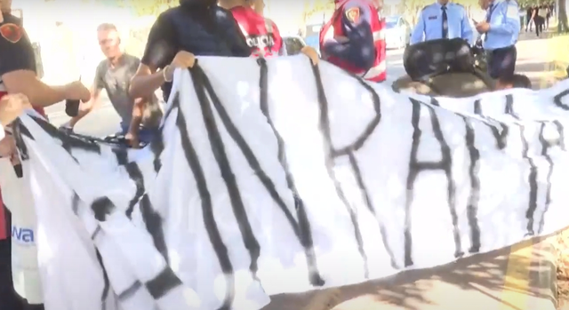“Sanksiononi Ramën dhe Vuçiç”, policia shoqëron tre protestues me banderolë në Samitin e Berlinit