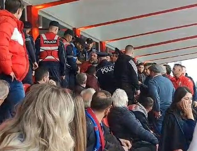 E rëndë në Korçë! Grushte ndaj presidentit të Skënderbeut dhe djalit të tij gjatë ndeshjes