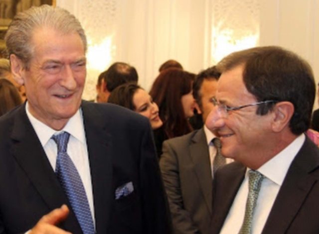 “Doktor, 20% me lekë dhe 80% me bono”, zbardhet biseda e Berishës me Rulin për privatizimin e ish-kompleksit: Bravo, jepe këtë njoftim
