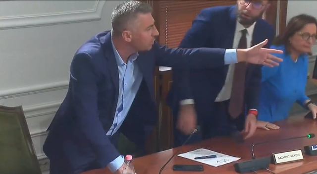 “U njoftova nga njëri që shet byrekë, a jemi një m*t komisioni, a çfarë jemi?”, plas sherri edhe “te ‘Ligjet’, ndërpritet mbledhja