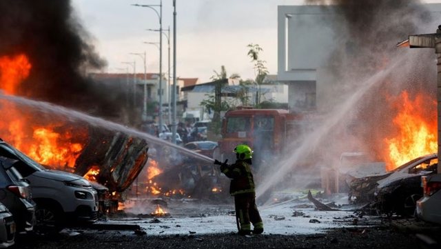 Nis lufta, Palestina lëshon qindra raketa drejt Izraelit, palestinezë të armatosur futen në qytete, Izraeli kundërpërgjigjet