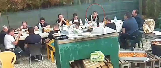“Ndragheta”, “Camorra” dhe “Cosa Nostra” në një tavolinë, krerët e mafias kapen foto në një darkë